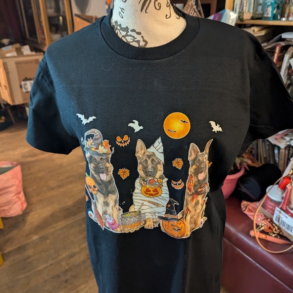 NWoT 🐕HALLOWEEN DOG 🎃👻🧌☠️SPOOKY🐕GERMAN🐕SHEPHERDS☠️🧌👻🎃 comfy COTTON tee! - Picture 4 of 7